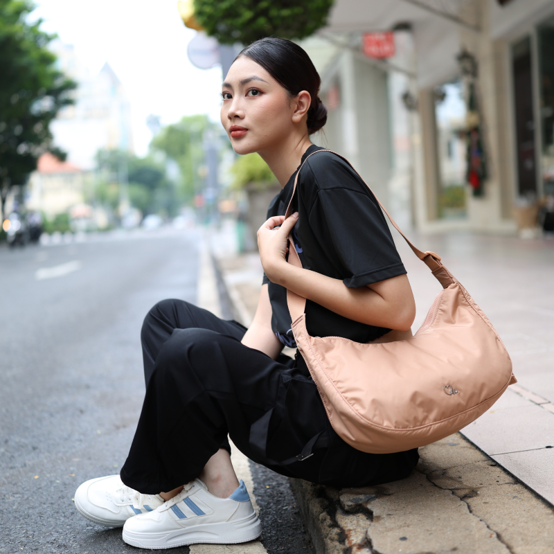 Túi đeo vai nữ hobo phù hợp với những cô nàng thích sự tiện lợi