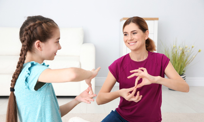 Câm là gì? Nguyên nhân và một số cách hỗ trợ cho người câm