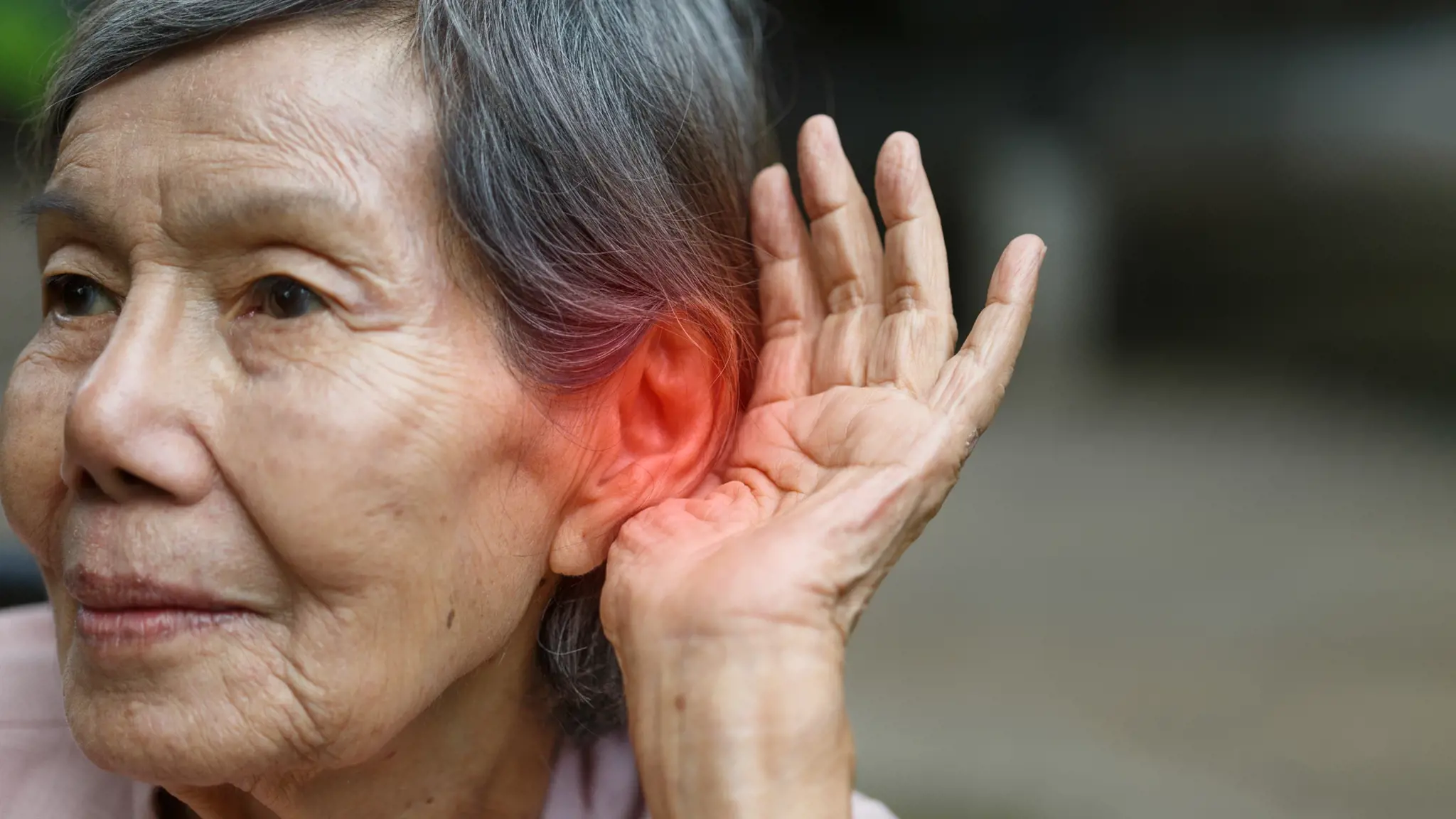 Nghe kém: Nguyên nhân, triệu chứng và phương pháp điều trị