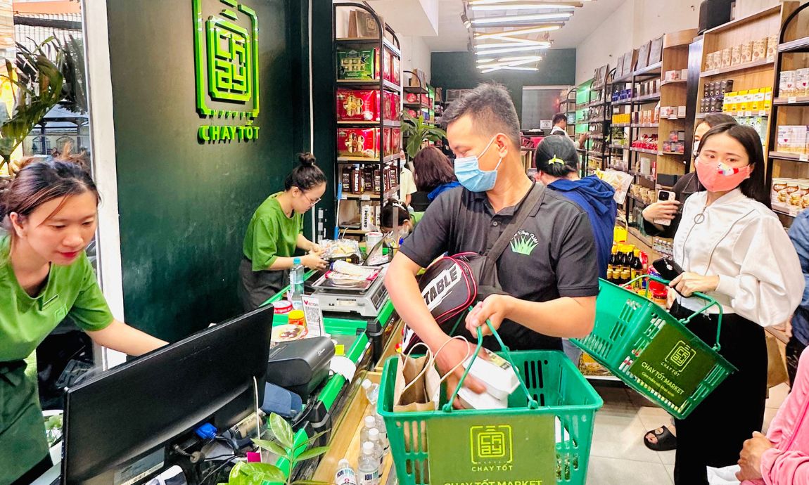 khách hàng tại Chay Tốt Market