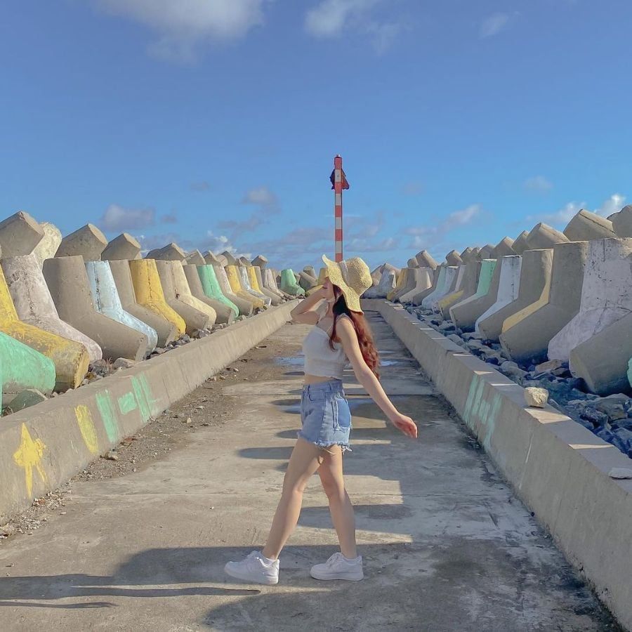 Bờ Kè Lăng Cô nơi sắc màu hòa quyện với biển cả