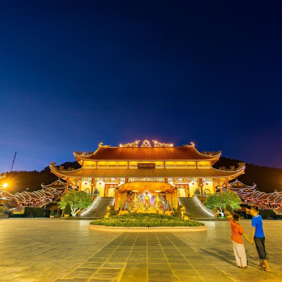 Vẻ đẹp ấn tượng và những điều thú vị khi du lịch Chùa Ba Vàng