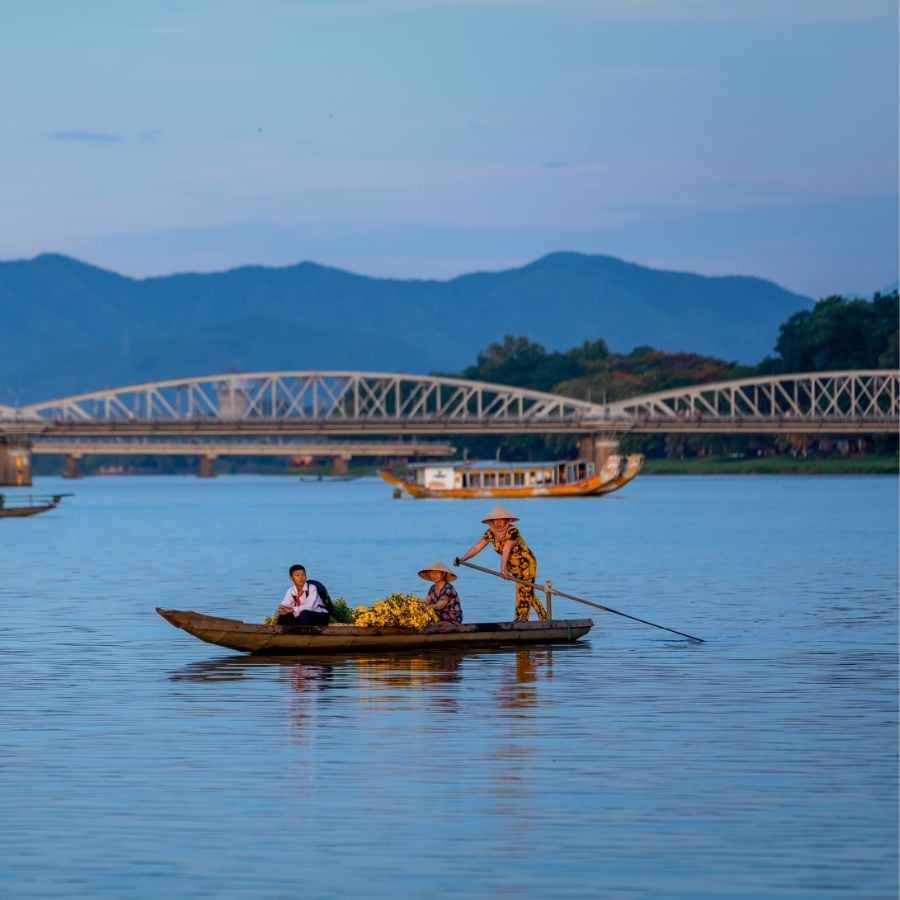 Khám phá vẻ đẹp hữu tình của Sông Hương Núi Ngự