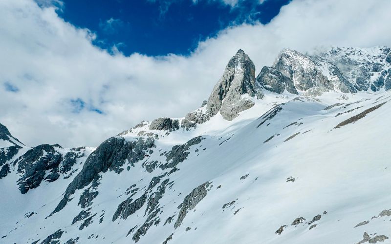 Núi Tuyết Ngọc Long