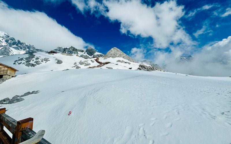 Núi Tuyết Ngọc Long