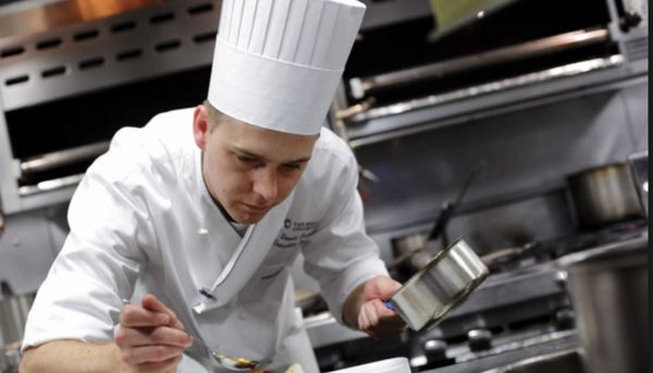 Nón Bếp Giấy – Bí Quyết Giúp Bếp Trưởng Dẫn Dắt Căn Bếp Chuyên Nghiệp