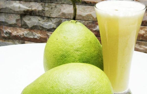 Làm nước ép bưởi bằng máy xay sinh tố ngon cho mùa nóng