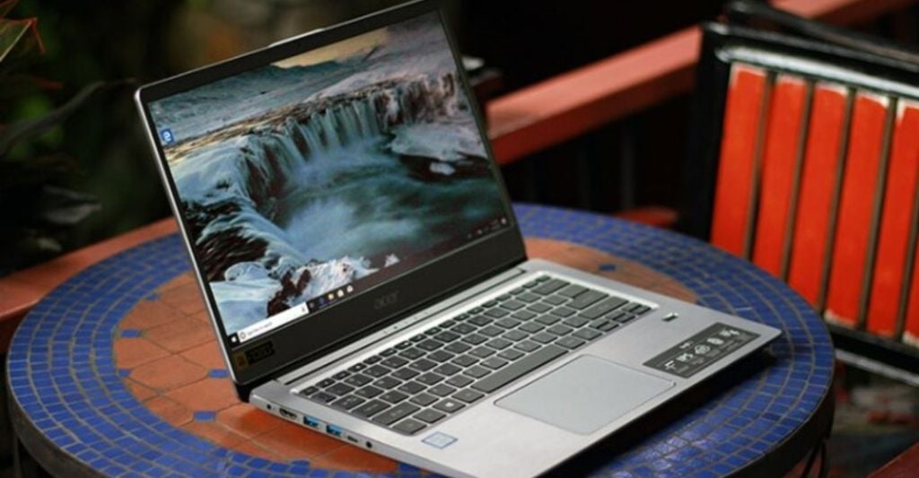 khi dùng laptop ngoài trời cần chỉnh độ sáng laptop thích hợp để tránh mỏi mắt