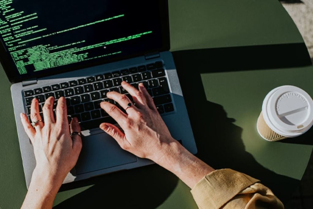 cách kiểm tra laptop trước khi mua cho sinh viên công nghệ thông tin