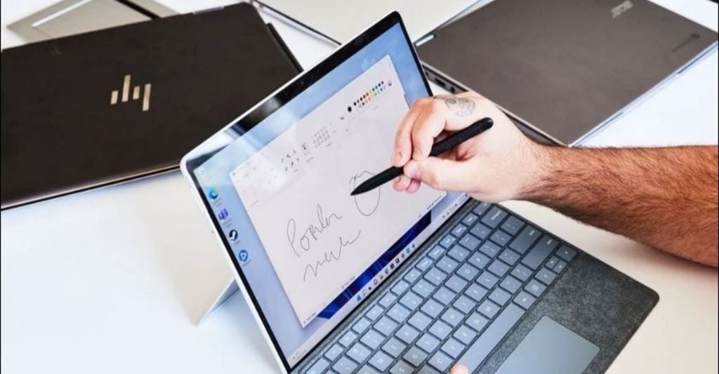 có nên mua laptop màn hình cảm ứng không