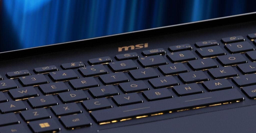 laptop MSI Prestige 13 AI+ Ukiyo-e Edition đèn nền bàn phím màu vàng đồng điều với thiết kế tổng thể