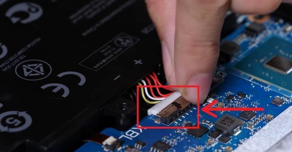 kết nối lại pin laptop sau khi đã lắp xong ssd