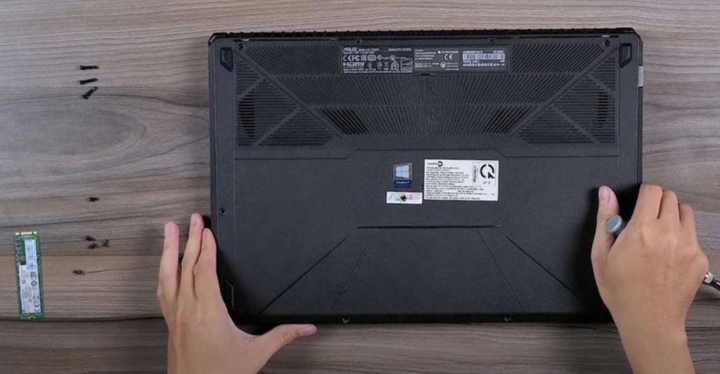 Đặt nắp lưng và lắp ốc cẩn thận