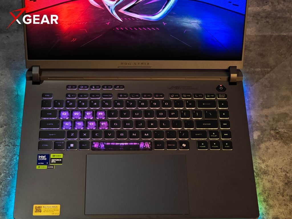 Bàn phím ROG Strix G16 công thái học, gõ êm tay