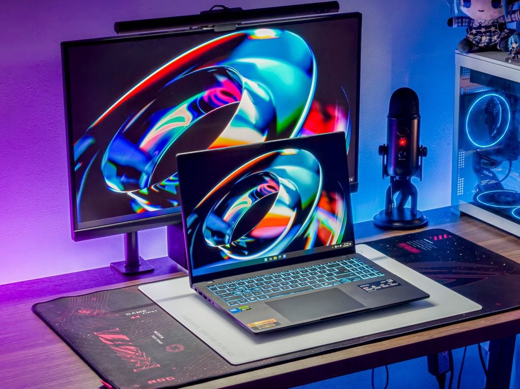Laptop Gaming Asus AI V16 V3607VH-RP025W chống chói tốt, làm việc ngoài trời hiệu quả