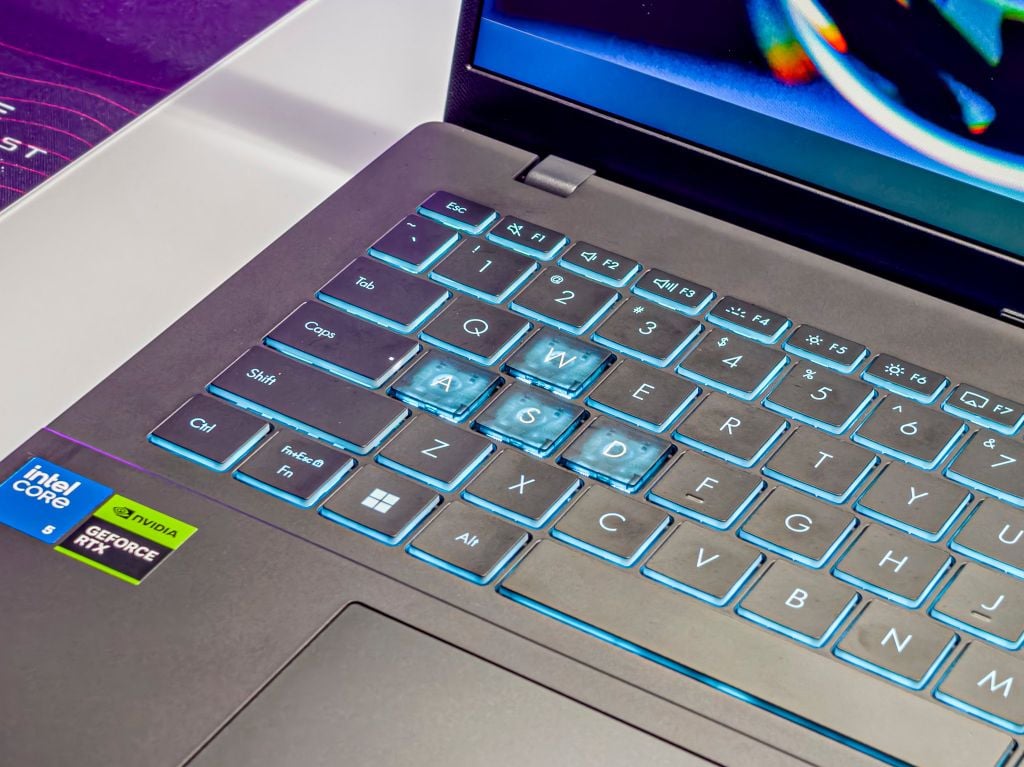 Laptop Gaming Asus AI V16 V3607VH-RP025W đèn nền bàn phím một màu xanh turbo