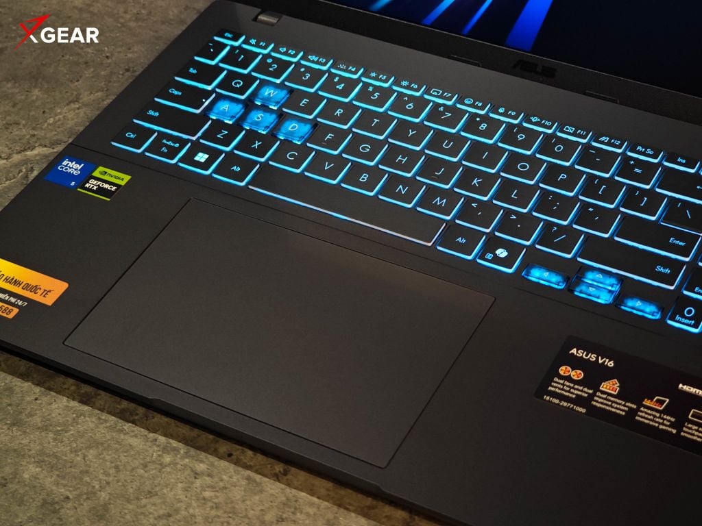 laptop Gaming Asus AI V16 sở hữu đèn nền bàn phím xanh rực rỡ