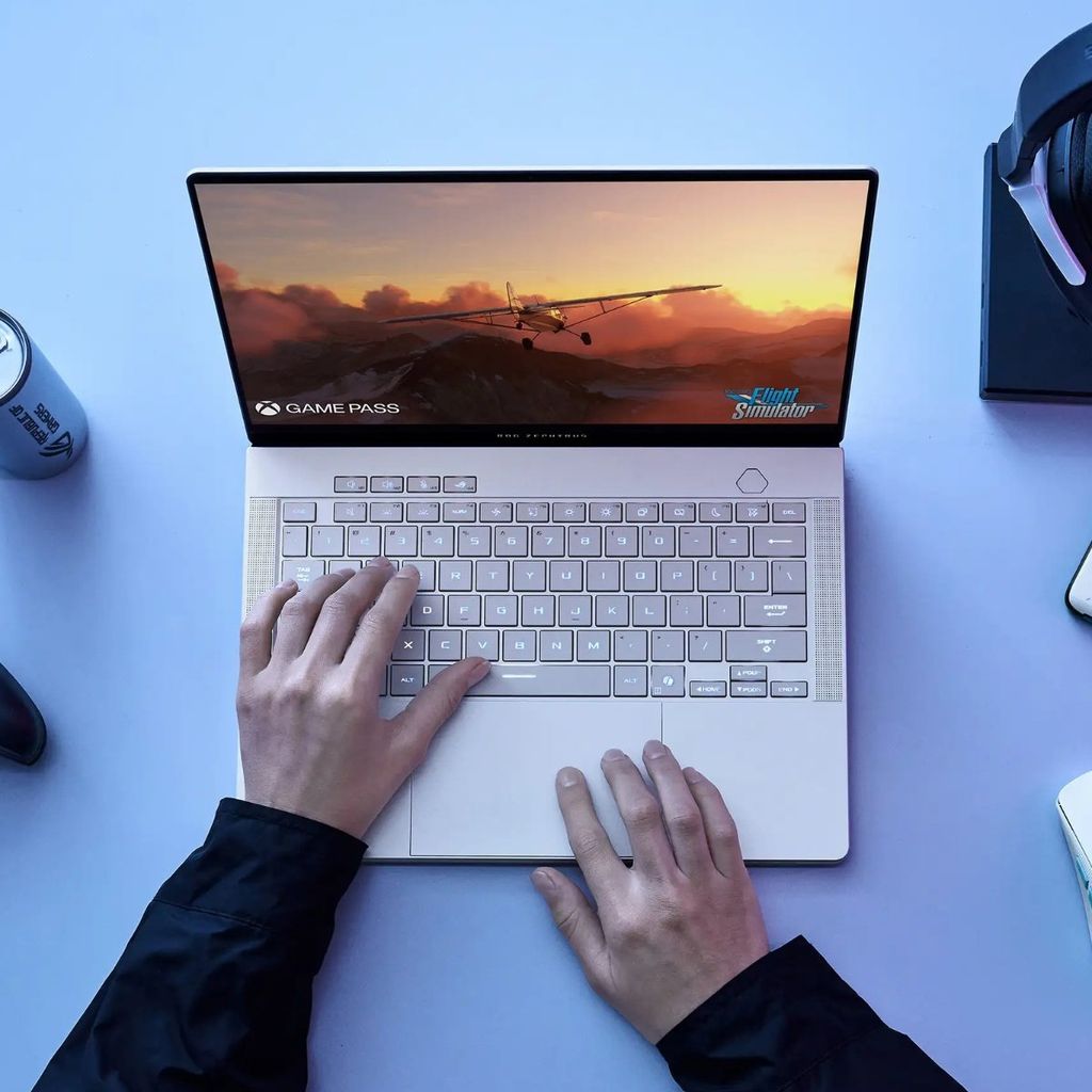 Zephyrus G14 GA403WR bàn phím và touchpad rộng rãi