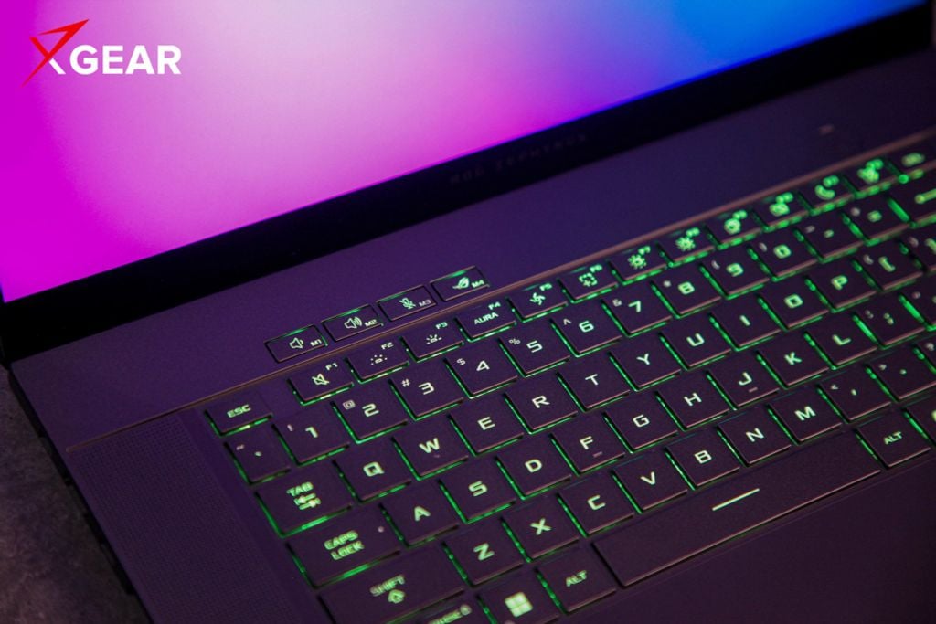 Laptop Gaming Asus ROG Zephyrus G16 GU605CR-QR107W bàn phím và touchpad rộng rãi