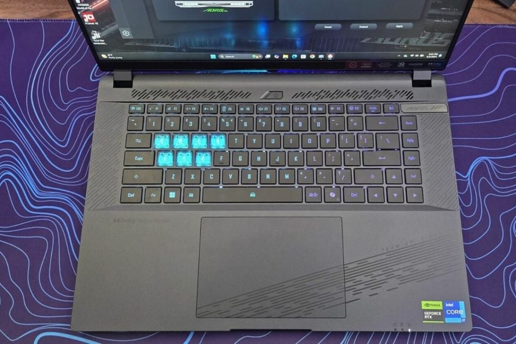 Laptop Gaming Gigabyte AORUS 16X ASG trang bị bàn phím có hành trình phím 1.7mm và touchpad rộng rãi
