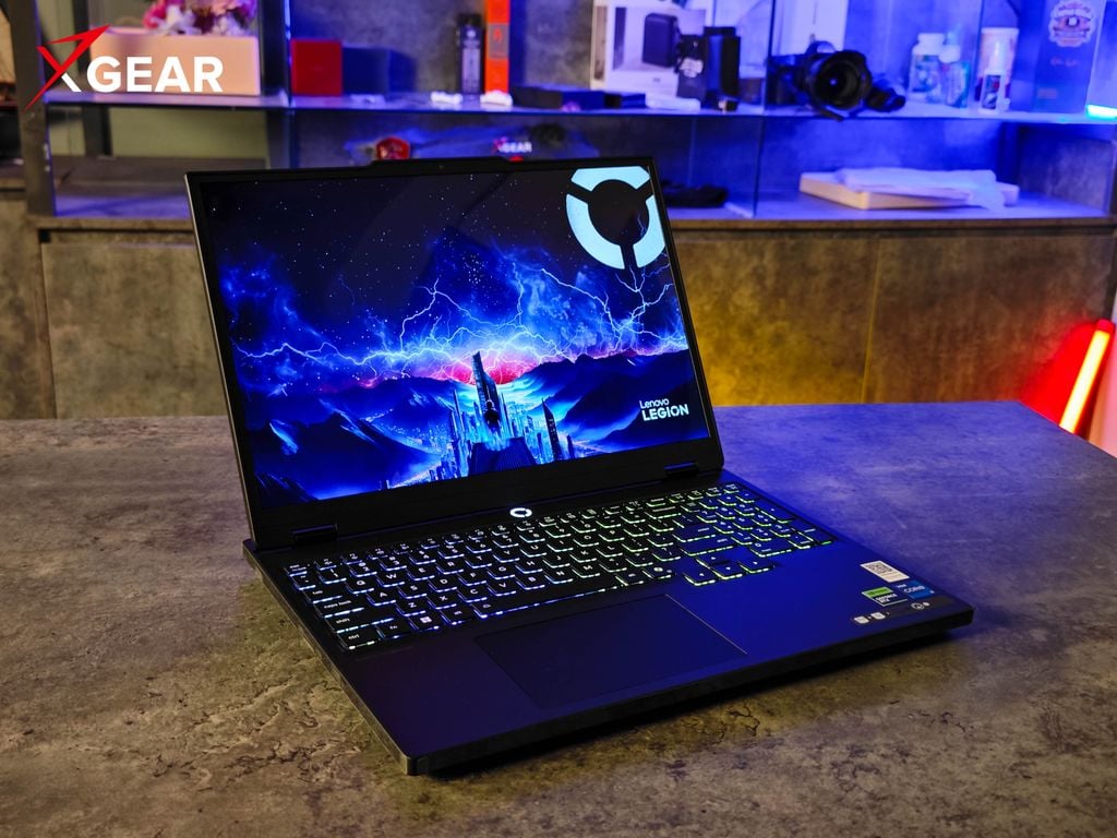 Laptop được trang bị màn hình 15.1 inch OLED độ phân giải WQXGA (2560 x 1600)