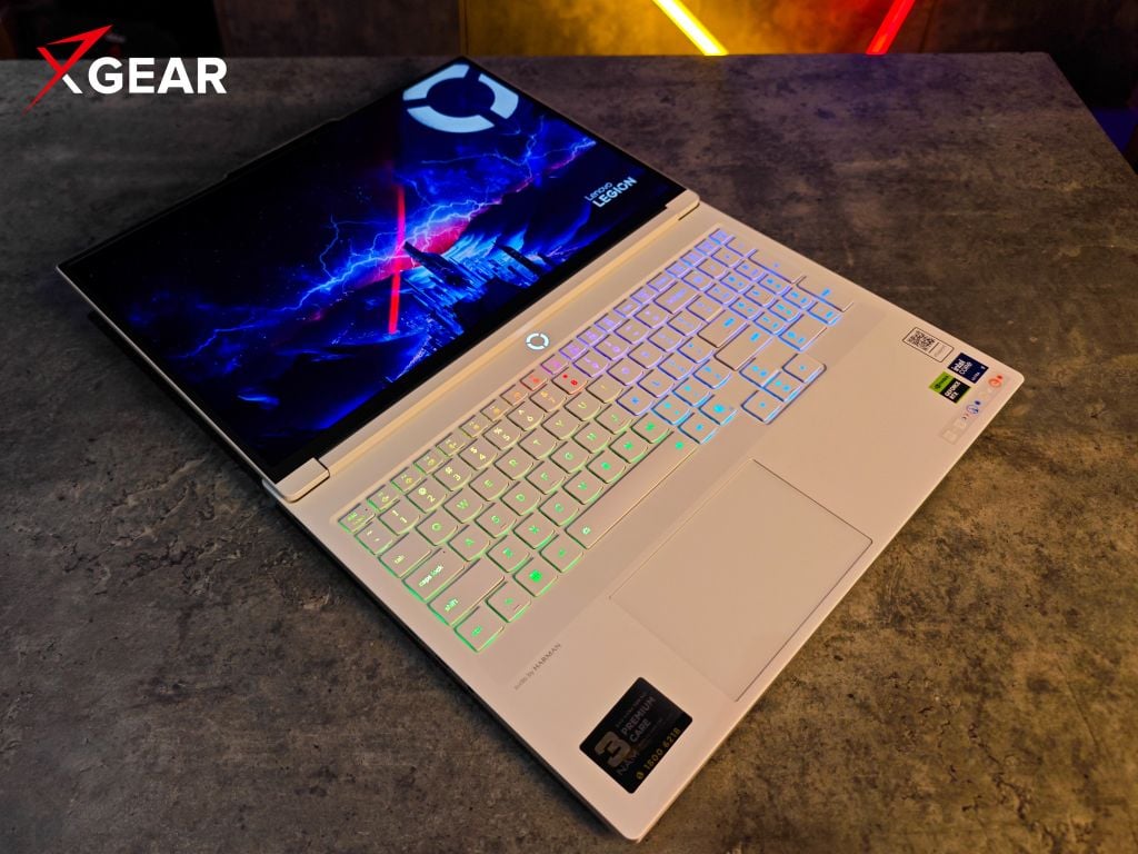 màn hình OLED hiển thị sắc nét rực rỡ