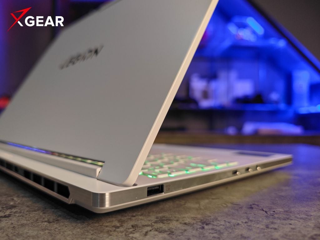 đa dạng cổng kết nối hiện đại trên laptop lenovo Legion 7