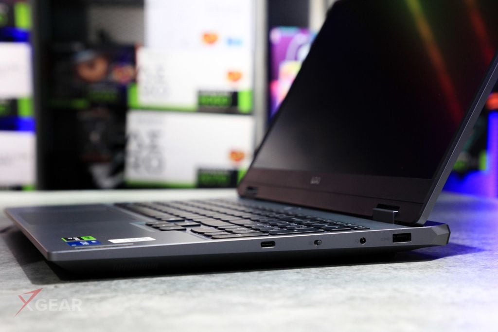 đa dạng cổng kết nối Laptop Gaming Lenovo LOQ 15IRX9 83DV017HVN