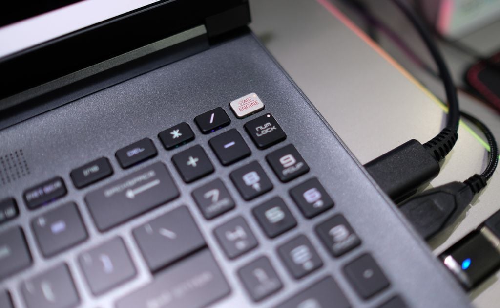 MSI Stealth A16 Mercedes AMG AI+ trang bị bàn phím Per-Key RGB by SteelSeries
