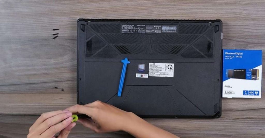 tháo nắp lưng laptop để chuẩn bị nâng cấp ssd