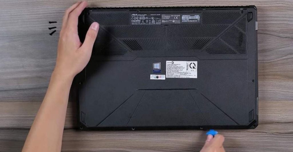 mở nắp lưng laptop bằng nắp nhựa