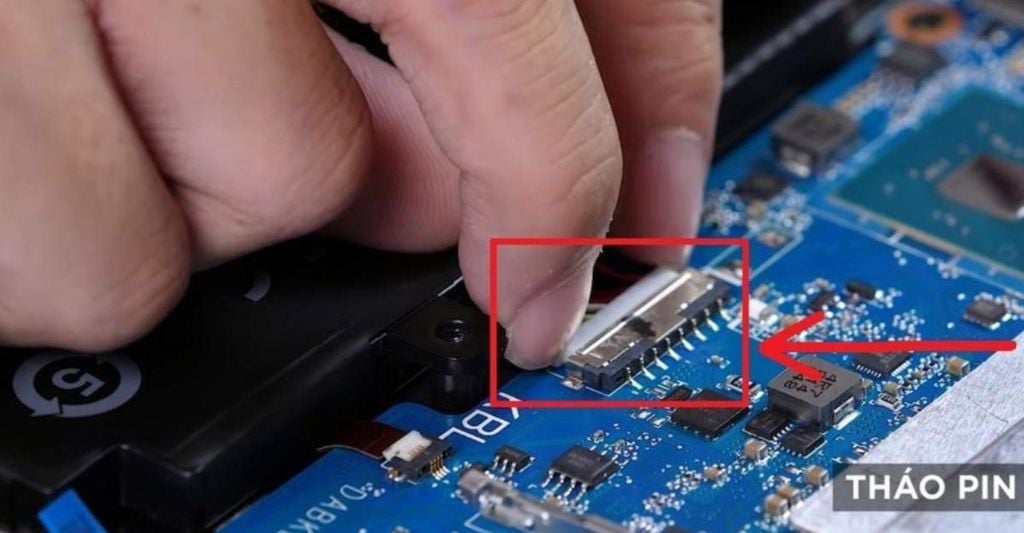 ngắt kết nối pin trước khi nâng cấp laptop