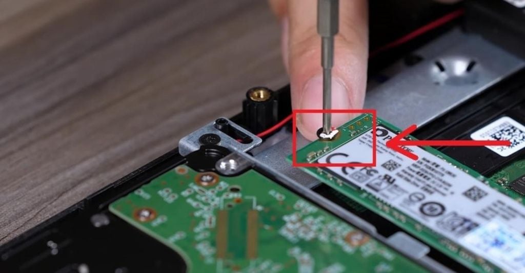 tháo ổ cũ ssd ra khỏi laptop