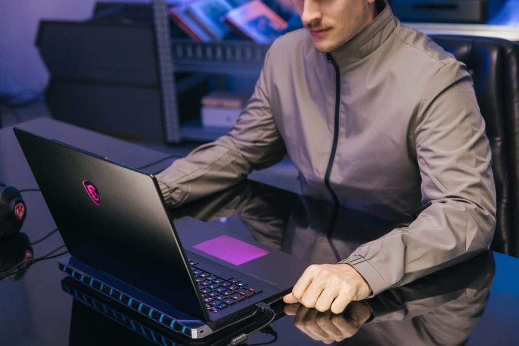 ai nên dùng MSI Titan 18 HX AI A2XW