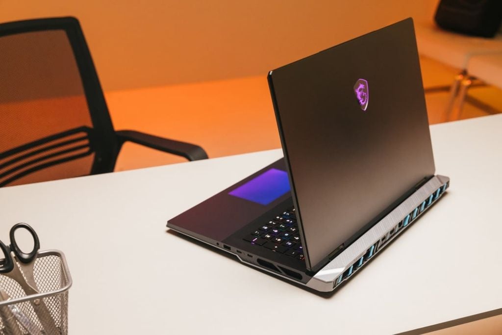 có nên mua MSI Titan 18 HX AI A2XW