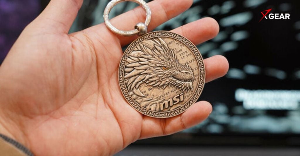móc chìa khóa rồng đi kèm MSI Titan 18 HX Dragon Edition Norse Myth
