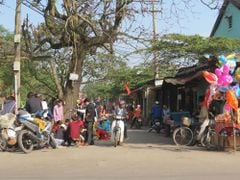 Họp thường niên vào 3 ngày tết, người bán và người mua đi chợ để cầu lộc, mua vui, đó là ý nghĩa phiên chợ xuân Gia Lạc ở xã Phú Thượng (H.Phú Vang, Thừa Thiên  Huế), cách trung tâm TP.Huế chừng 3 km.