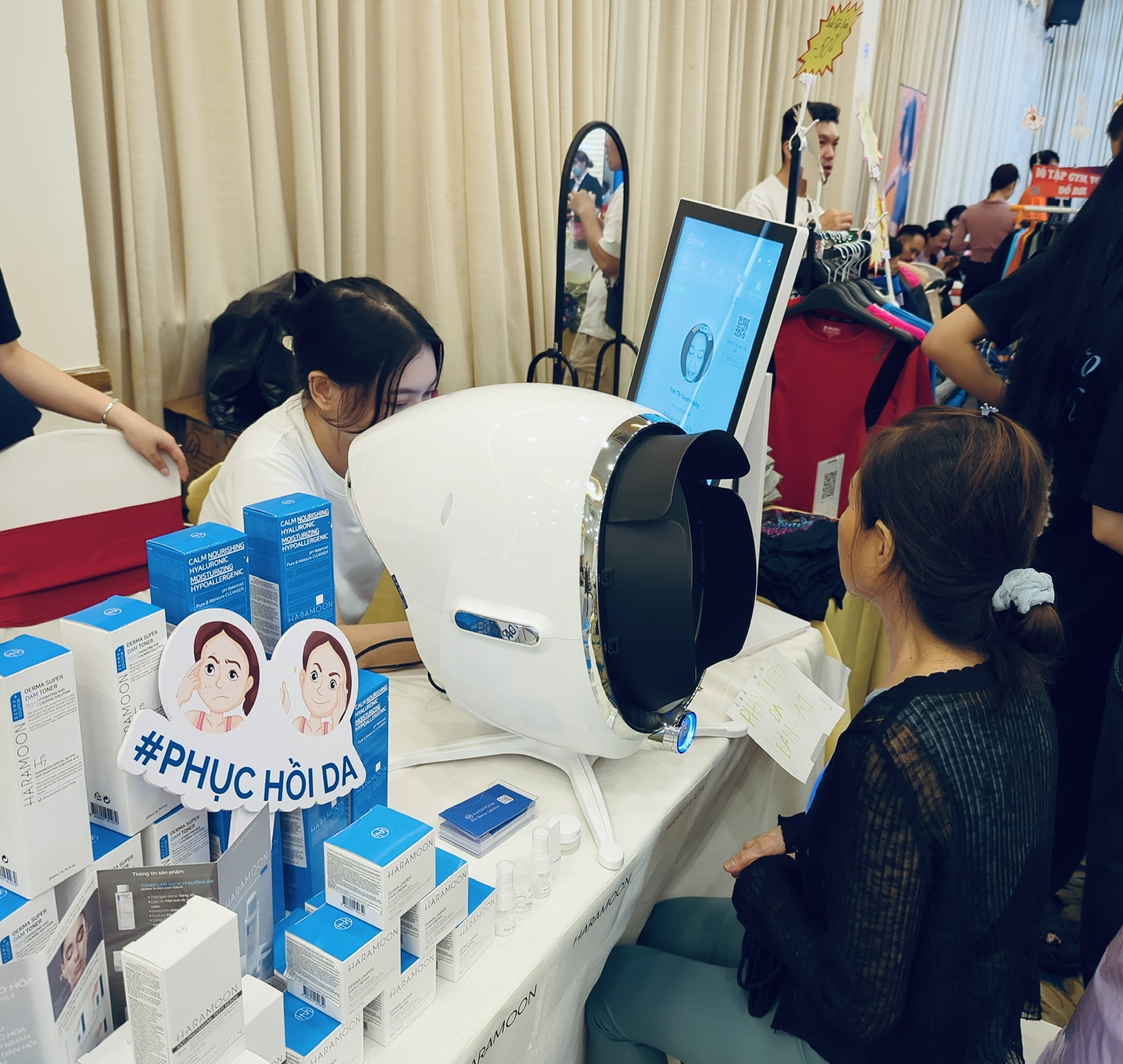 Khách tham quan chờ soi da