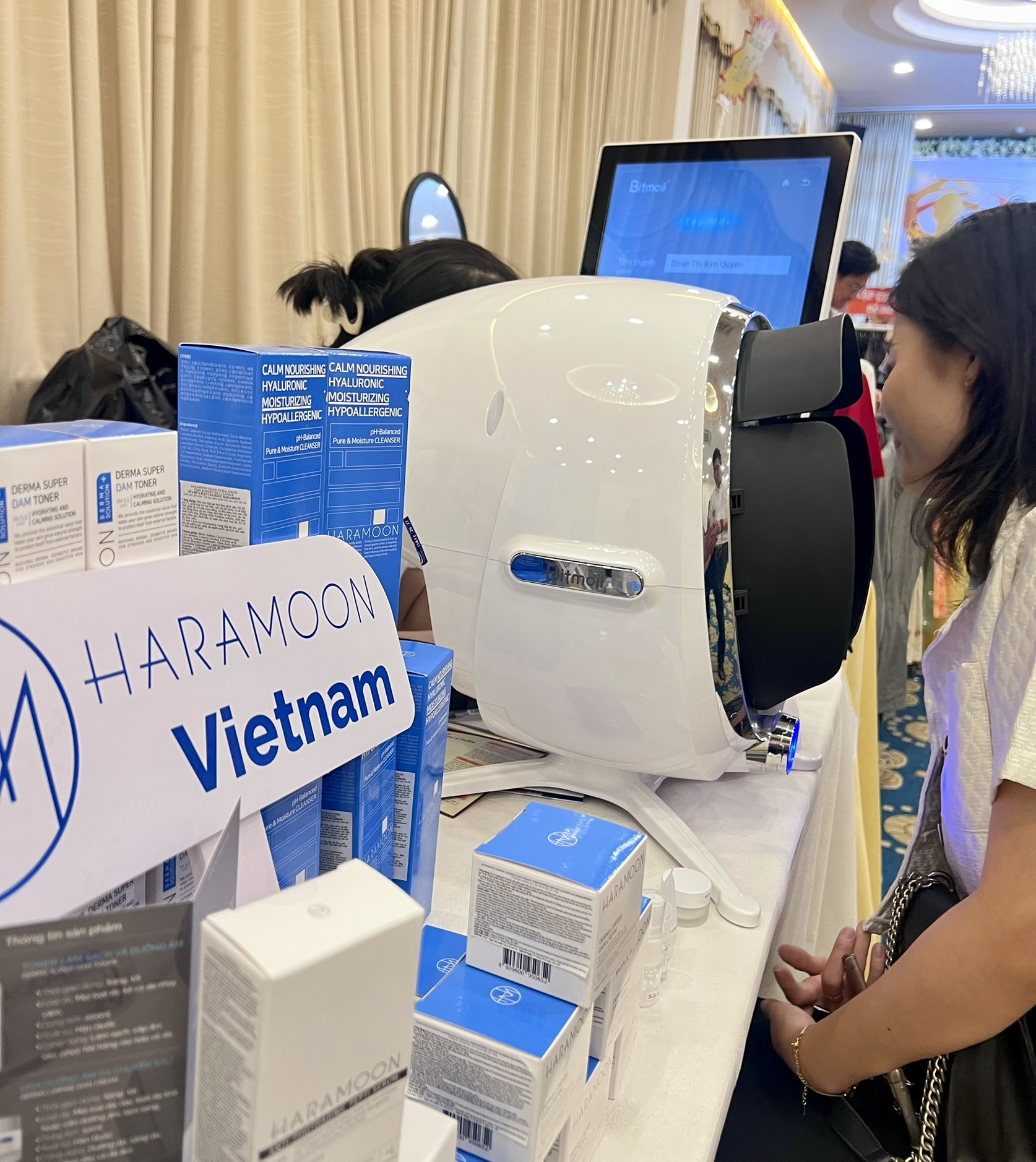 Khách tham quan thực hiện soi da tại gian hàng Harmoon