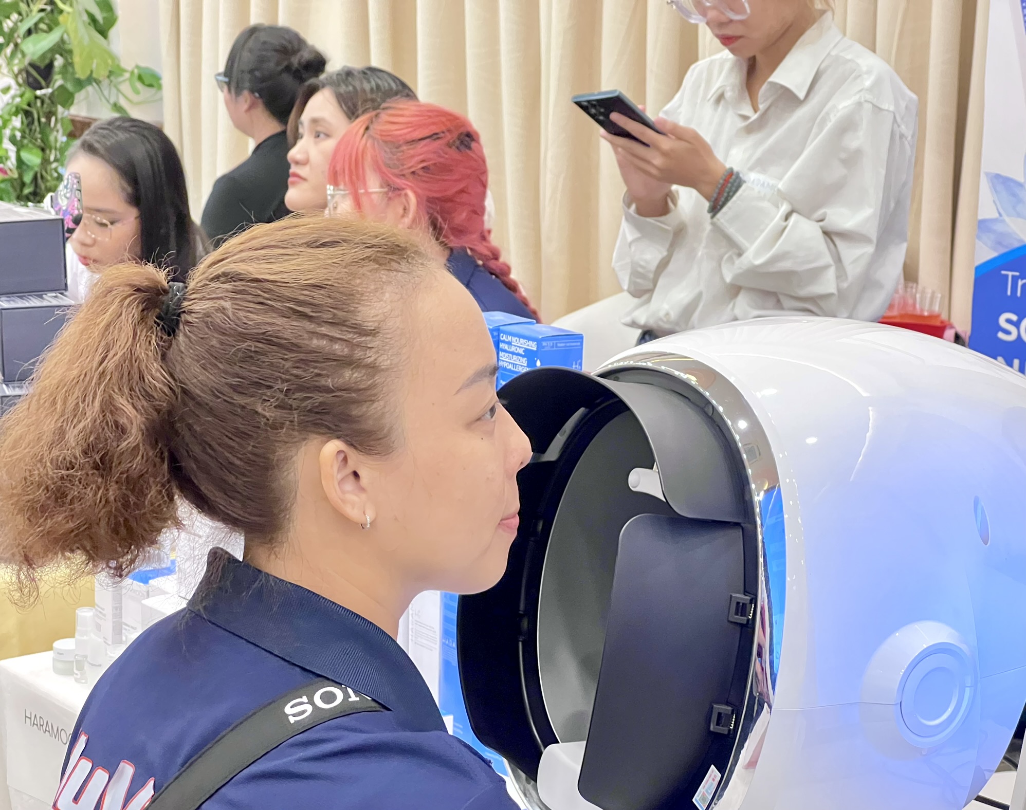 Khách tham quan chờ soi da