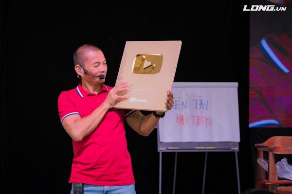 Phạm Thành Long với nút Vàng Youtube