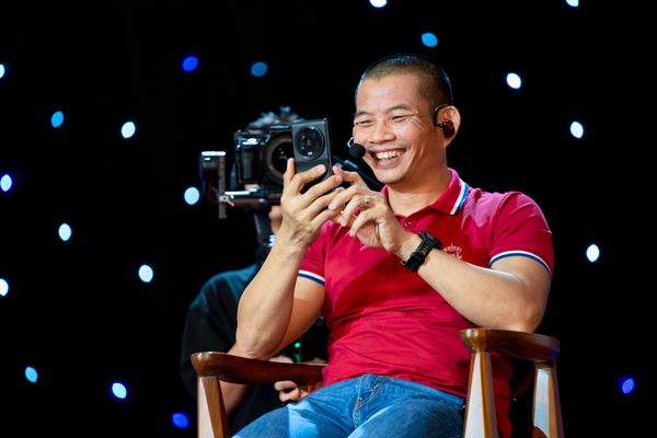 Phạm Thành Long tại một khóa học về internet