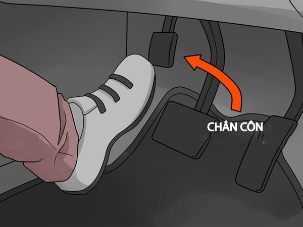 LÀM GÌ ĐỂ TRÁNH ĐẠP NHẦM CHÂN GA KHI LÁI Ô TÔ