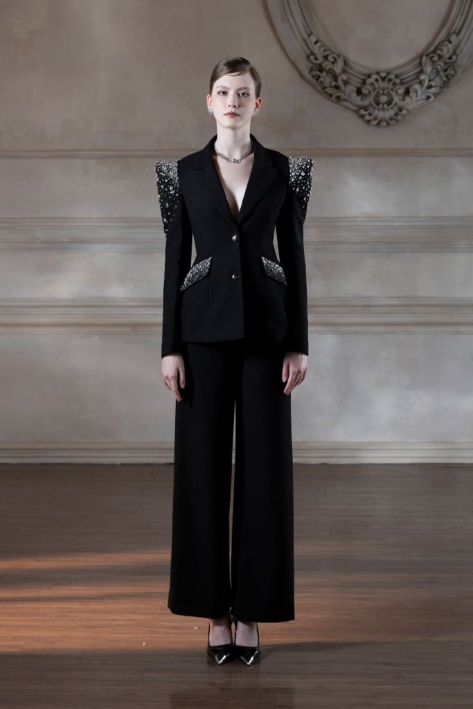 Bật mí 5+ cách mặc vest nữ không bị già chuẩn dân công sở thanh lịch