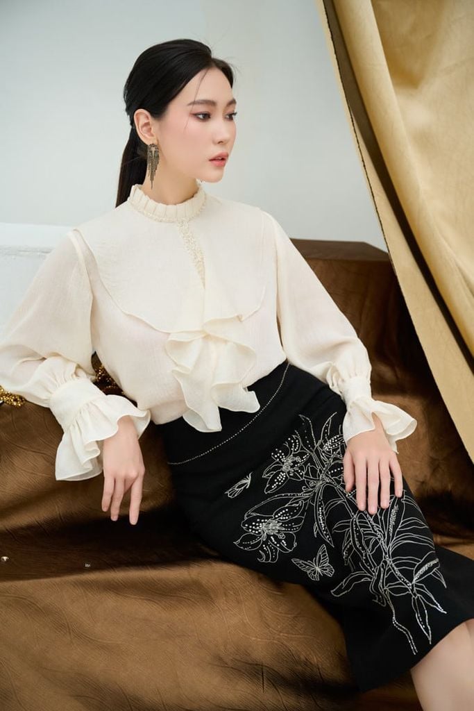 Bật mí cách mix đồ với chân váy bút chì dài cực trendy