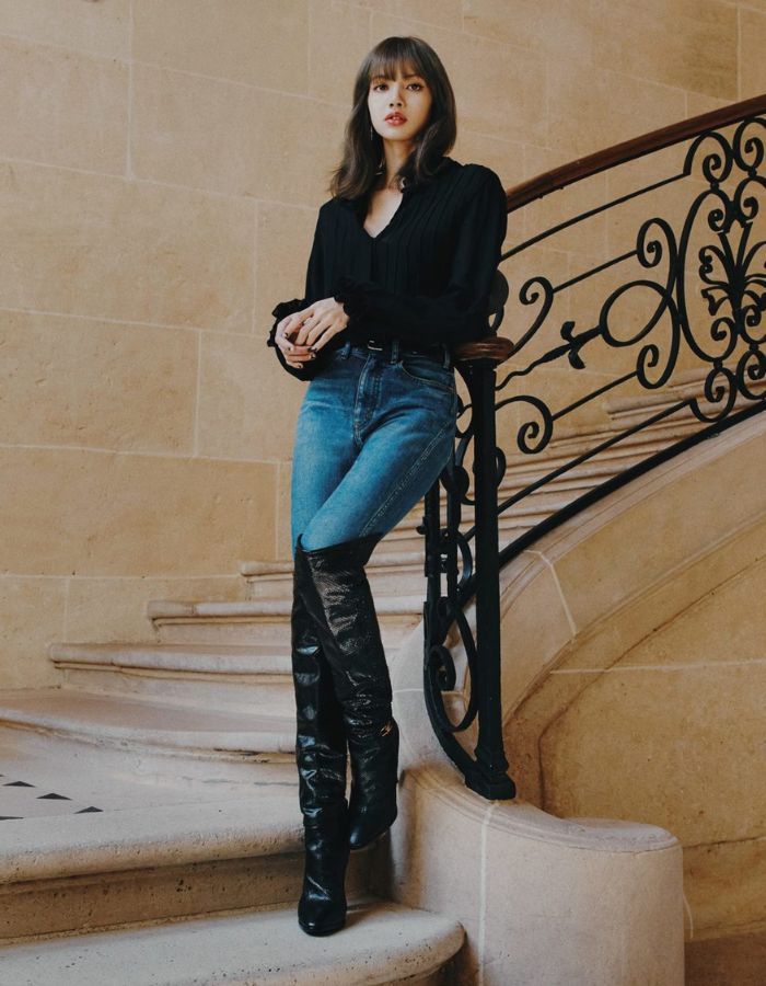 Thời trang của Lisa Blackpink luôn khiến các cô gái phải chạy theo ví dụ như sự kết hợp outfit thời thượng, tôn dáng tuyệt đối cùng boot cao cổ da cùng jean cá tính.