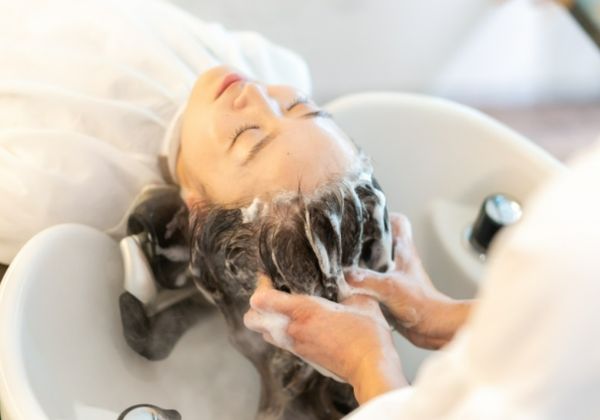 gội và xả sạch sau nhuộm