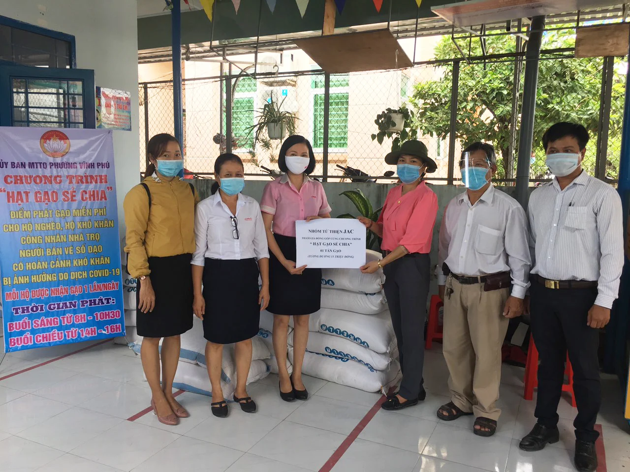 JAC quyên góp gạo ATM từ thiện hướng về người nghèo do dịch Covid