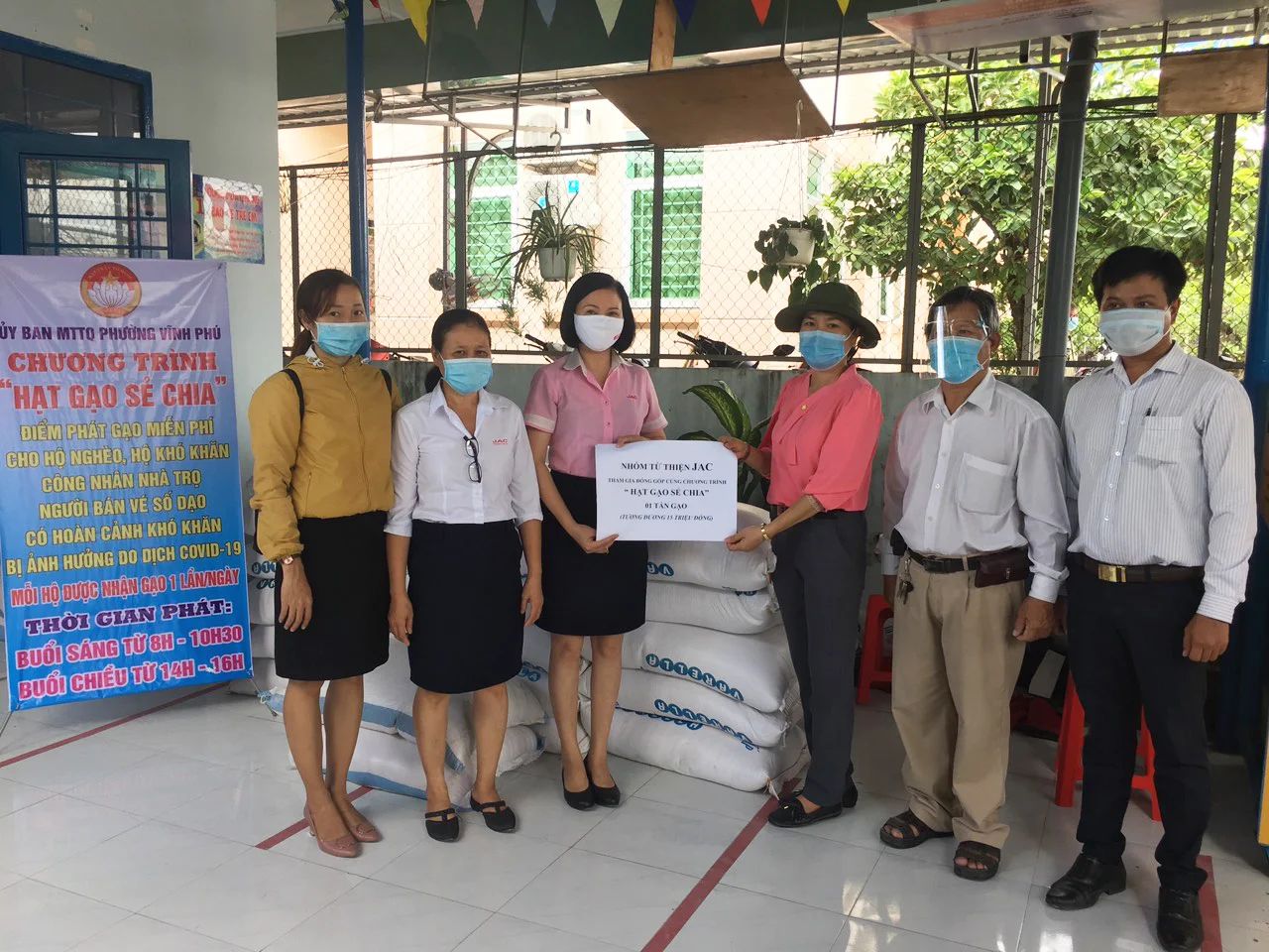 JAC quyên góp gạo ATM từ thiện hướng về người nghèo do dịch Covid
