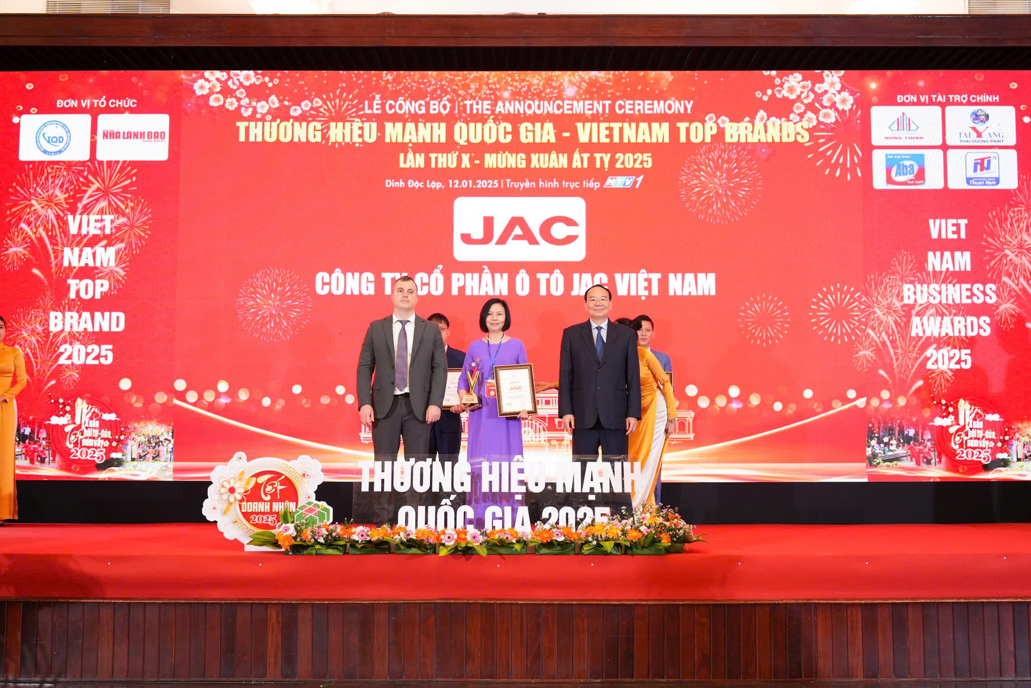 JAC VINH HẠNH NHẬN “TOP 12 THƯƠNG HIỆU MẠNH QUỐC GIA NĂM 2025”